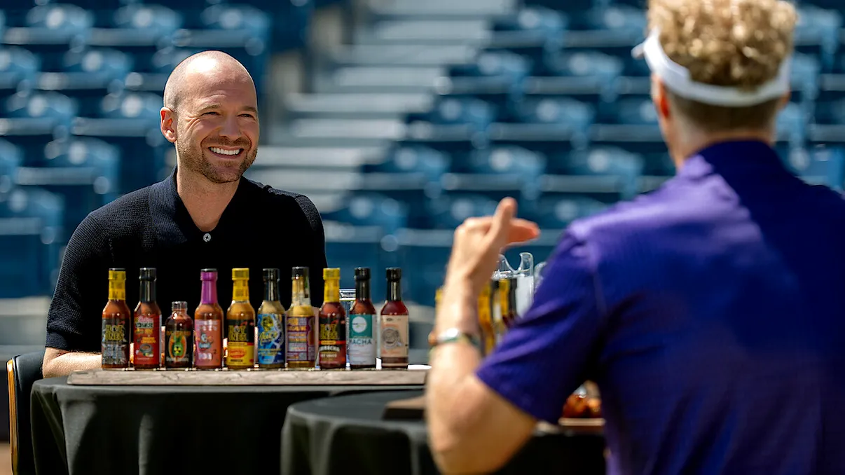 Netflix pune aripioarele picante în centrul show-ului: „Hot Ones” primește un spin-off cu Sean Evans