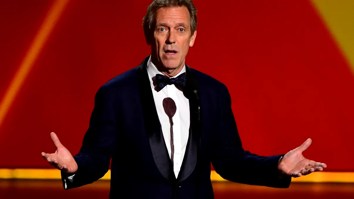 Hugh Laurie a răspuns viral după ce o jurnalistă a spus că toate episoadele din Doctor House sunt la fel. Replica actorului a făcut furori online