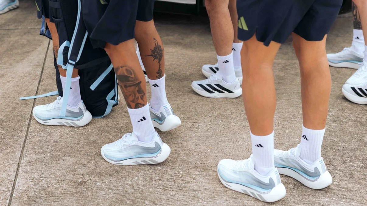 Jucătorii internaționali ai naționalelor Spaniei, Germaniei, Argentinei, Japoniei și Mexicului poartă pantofii personalizați adidas Originals Hyperboost Euphoria în  timpul meciurilor de deschidere FIFA World Cup 2026