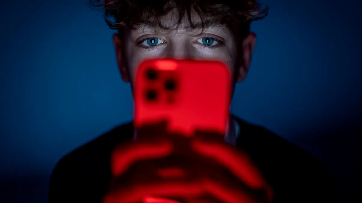 Interzicerea rețelelor sociale pentru copii și adolescenți sună bine, dar internetul nu se repară apăsând pe un singur buton