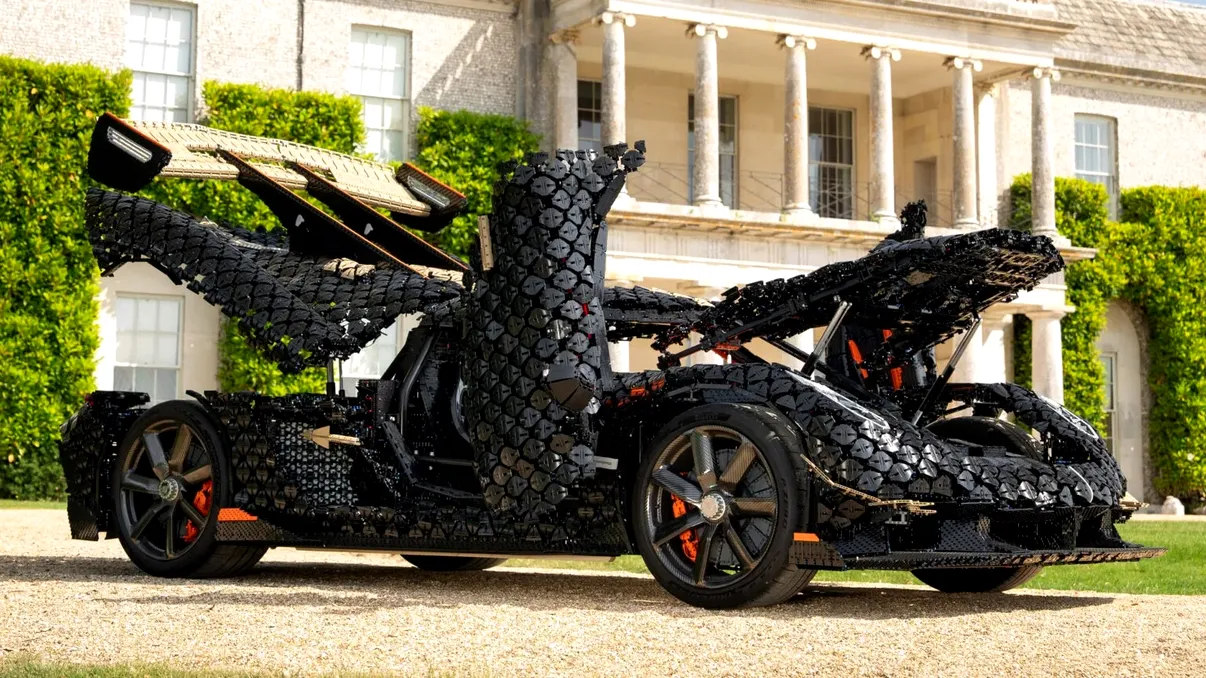 Mașina Lego care a făcut istorie la Goodwood: Koenigsegg în mărime naturală a prins peste 100 km/oră
