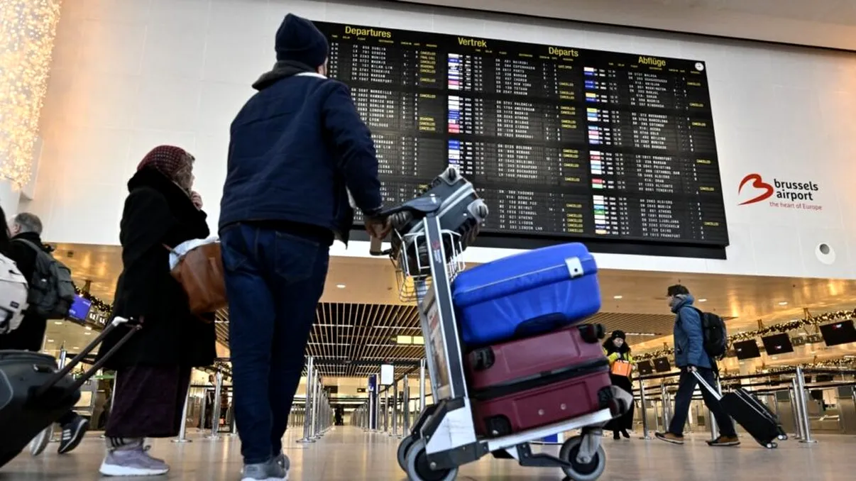 Mii de zboruri din iarnă ar putea fi anulate, avertizează companiile aeriene. Se fac reduceri masive de personal