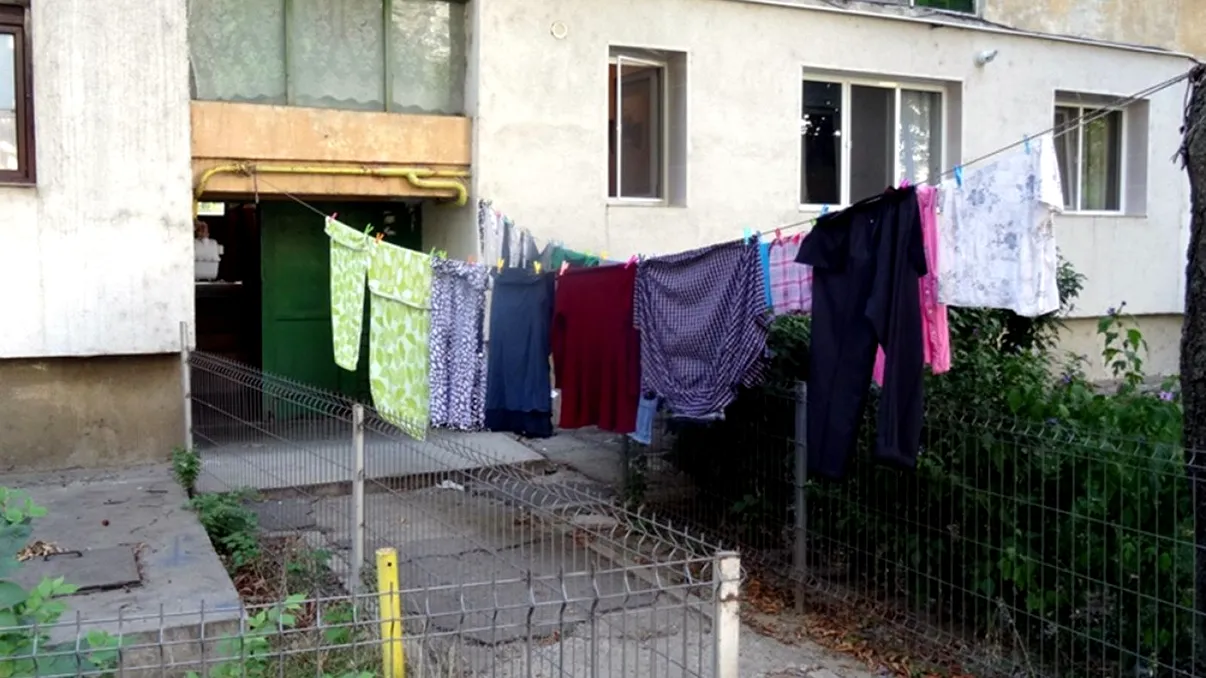 Orașele din România în care poți primi amenzi de până la 2.000 de lei dacă îți usuci rufele la exteriorul clădirii