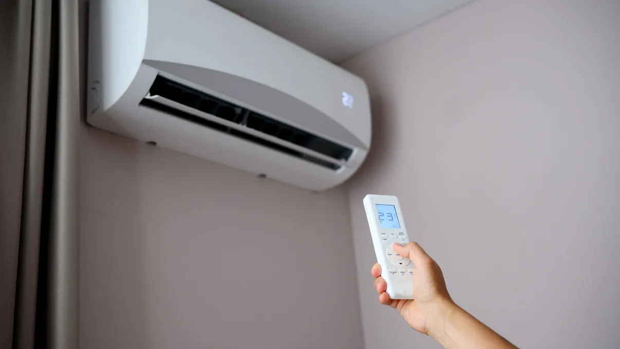 Cum să reduci consumul aerului condiționat cu până la 20% în timpul verii. Setarea care face diferența