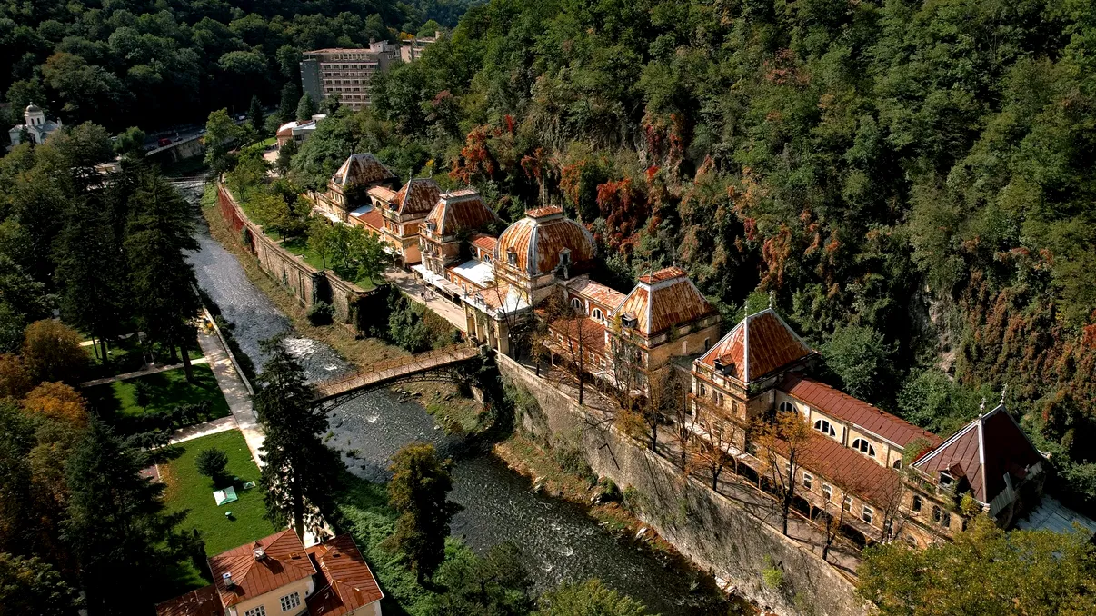 Stațiunea din România unde se tratau împărații Imperiului Habsburgic. Clădirile par desprinse din Viena