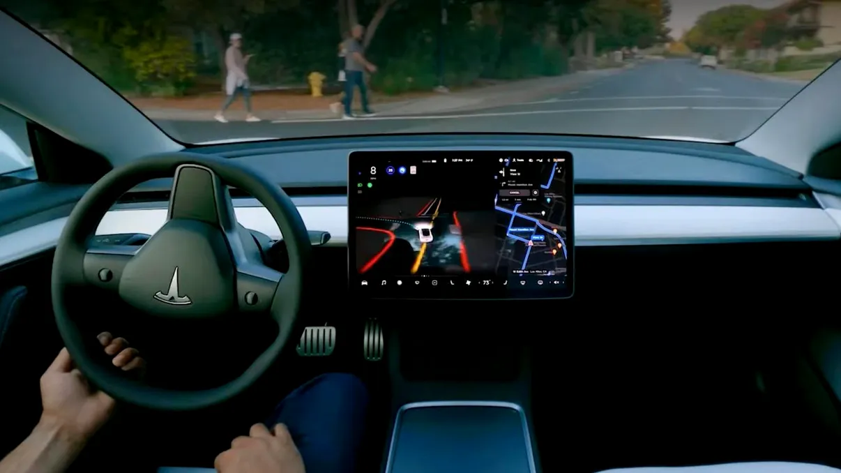 Tesla ar fi modificat retroactiv contractele FSD. De ce termenul „supravegheat” poate deveni o problemă uriașă