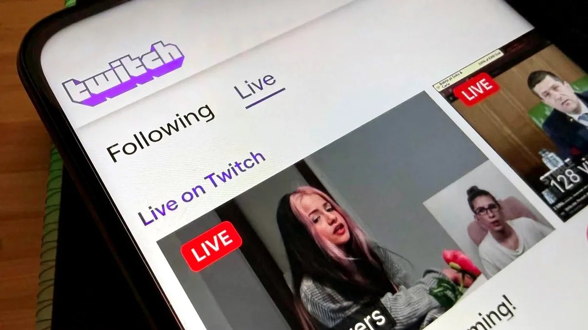 Twitch se schimbă pentru generația TikTok. Creatorii vor putea transmite simultan pe verticală și orizontală