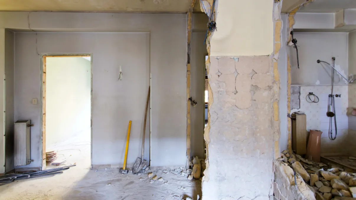 Vecinul și-a spart pereții din apartament. Când devin renovările pericol pentru tot blocul