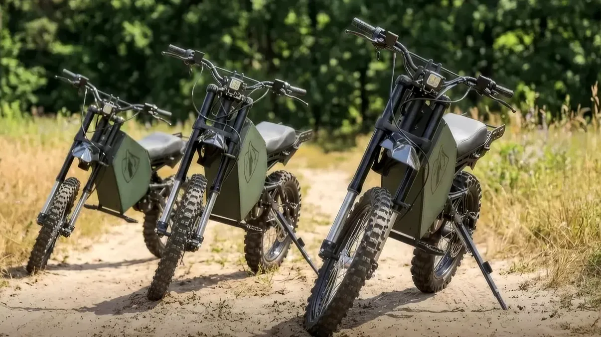 Ucraina trimite pe front motocicleta electrică Wolfstorm. Are 100 de kilometri autonomie și poate transporta doi militari