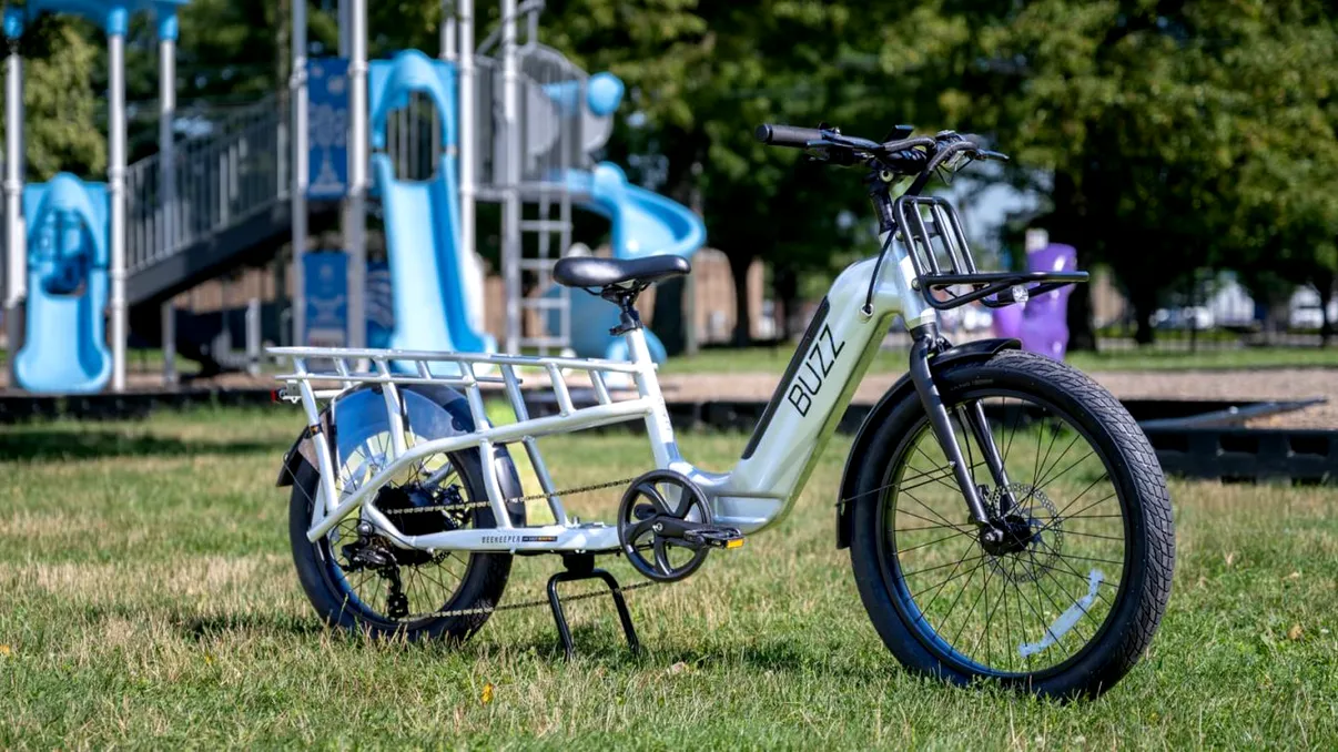 O bicicletă electrică îți poate economisi sute de euro pe an. Calculul care arată când merită să lași mașina acasă