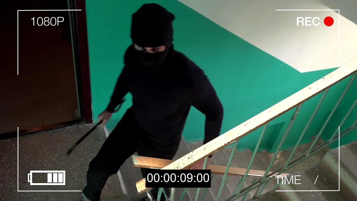 Cum îți monitorizezi locuința de pe telefon când ești în vacanță
