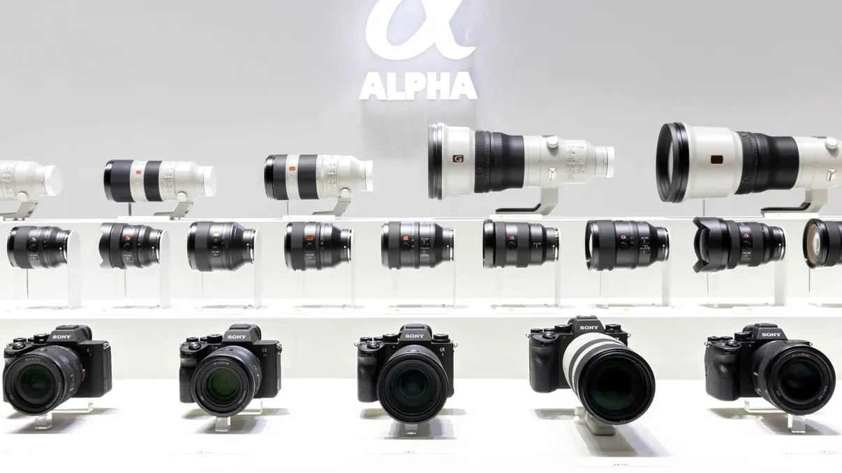 Ce aparat foto mirrorless merită să cumperi în 2026? 5 modele populare disponibile acum în România