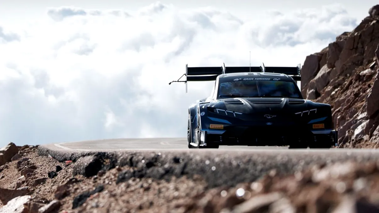 Mașinile electrice au umilit din nou motoarele pe benzină la Pikes Peak. Ford Mustang Mach-E a urcat muntele ca un prototip de curse
