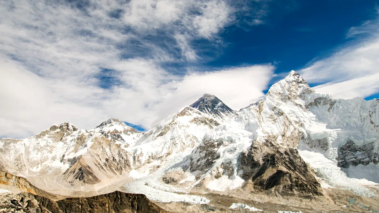 Nu Everest este cel mai apropiat loc de spațiu. Muntele care deține recordul, de fapt