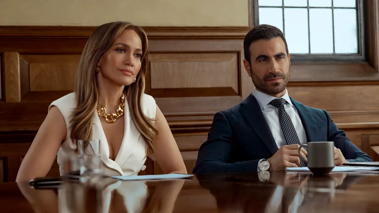 Filmul de pe Netflix care a cucerit România e prost dacă îl iei în serios, dar perfect dacă n-ai chef să gândești într-o duminică