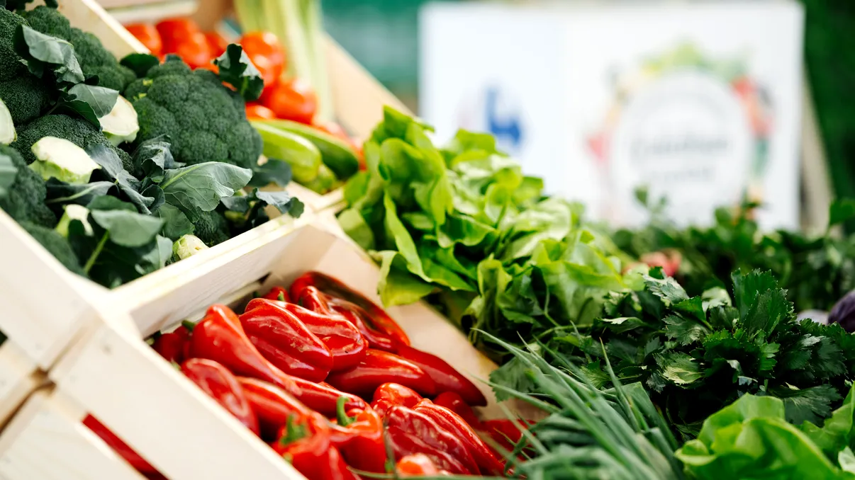 Carrefour oprește importurile pentru roșii, cireșe și legume de sezon. Ce găsești acum pe rafturi, direct de la fermierii români
