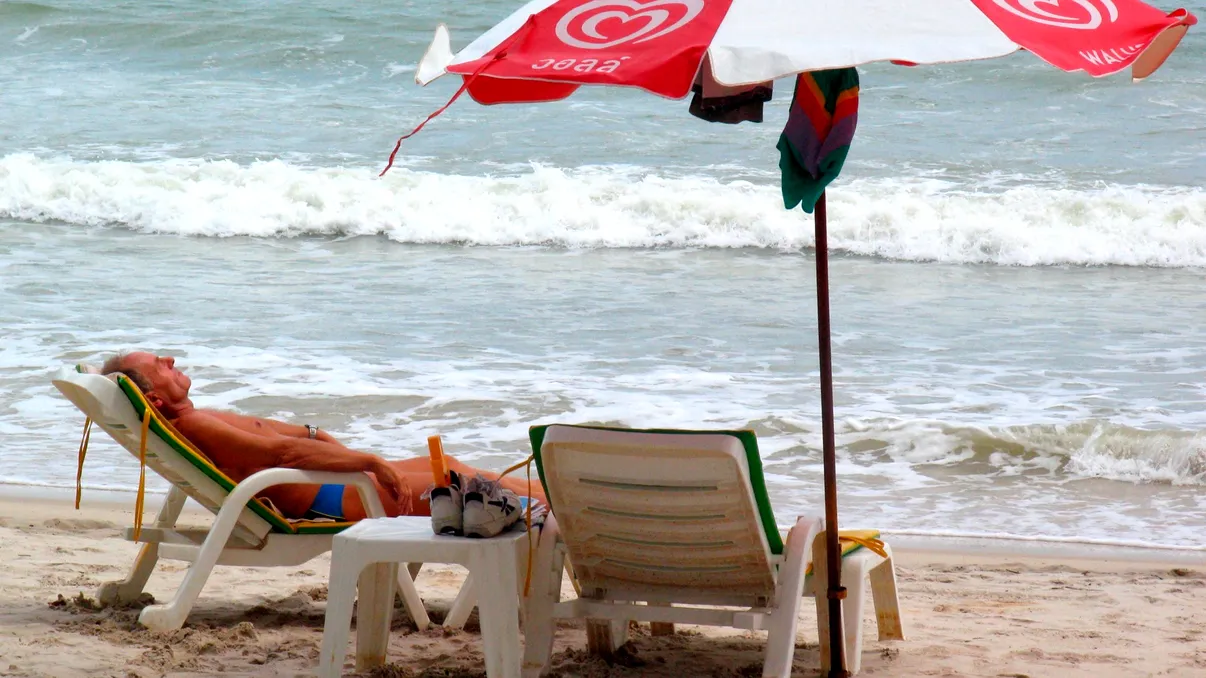 Cât costă o zi la mare pe litoralul românesc în iunie 2026. Prețurile la șezlonguri, cafea și bere în Mamaia, Constanța și Eforie