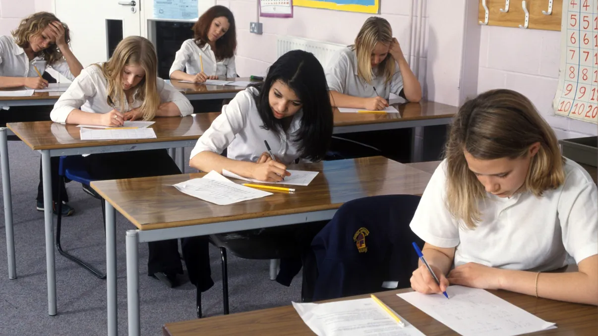 Evaluarea Națională 2026 începe luni. Elevii de clasa a VIII-a susțin prima probă la Limba română
