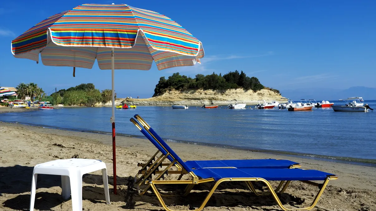 Turiștii care își blochează locul pe nisip riscă sute de euro amendă. Regulile noi aplicate în Grecia