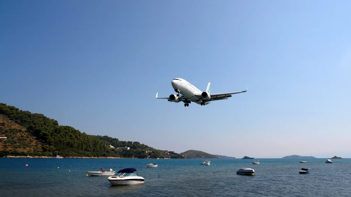 Cât te costă o vacanță în Grecia dacă alegi avionul. Prețurile biletelor în 2026 spre Santorini, Mykonos sau Corfu
