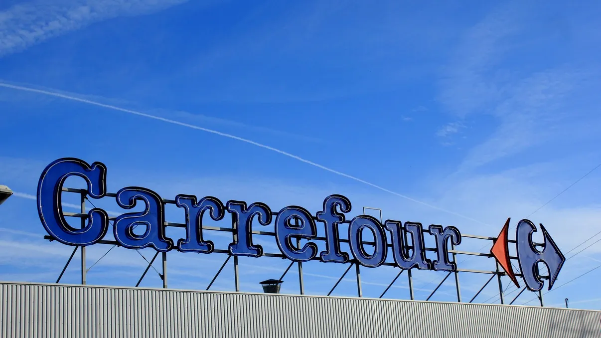 Tranzacția anului în retail: frații Pavăl cumpără Carrefour România. Ce înseamnă pentru clienți preluarea supermarketurilor
