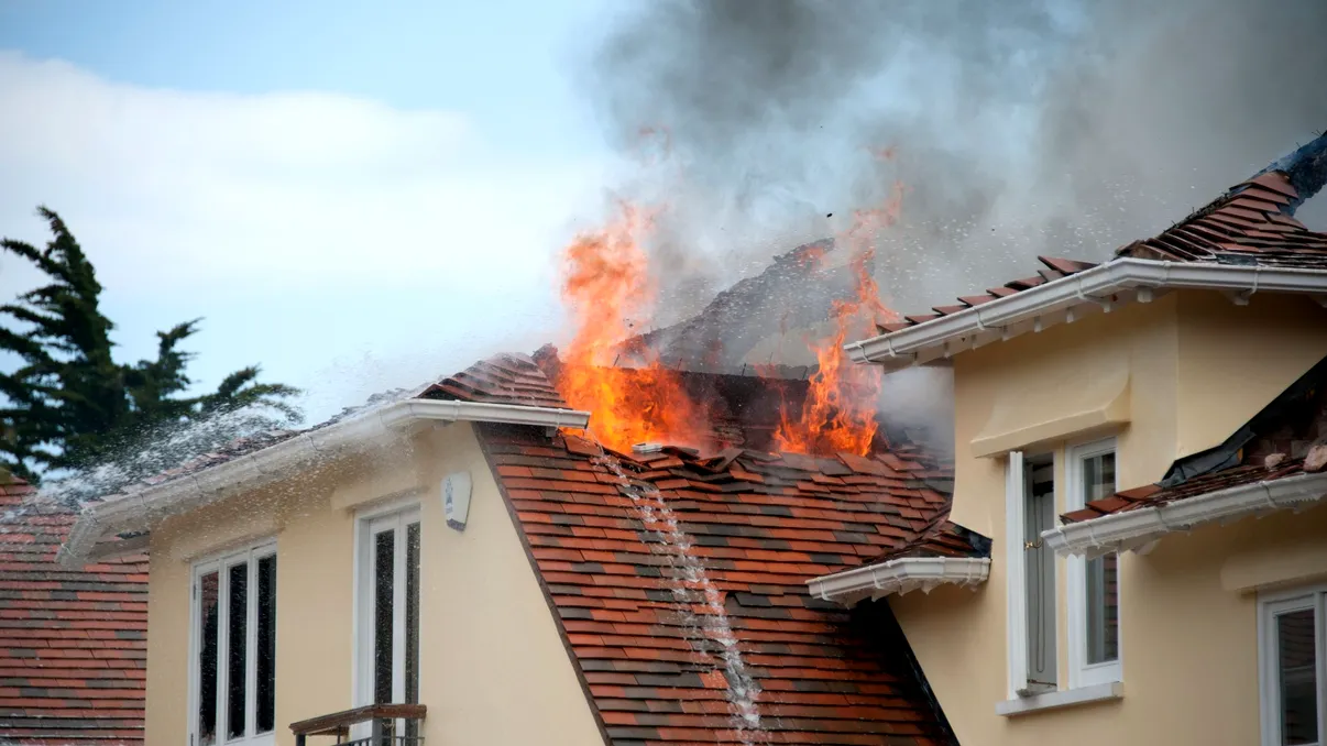Cum poate să ardă o casă complet în mai puțin de o oră. Materialele de construcție care fac diferența în caz de incendiu
