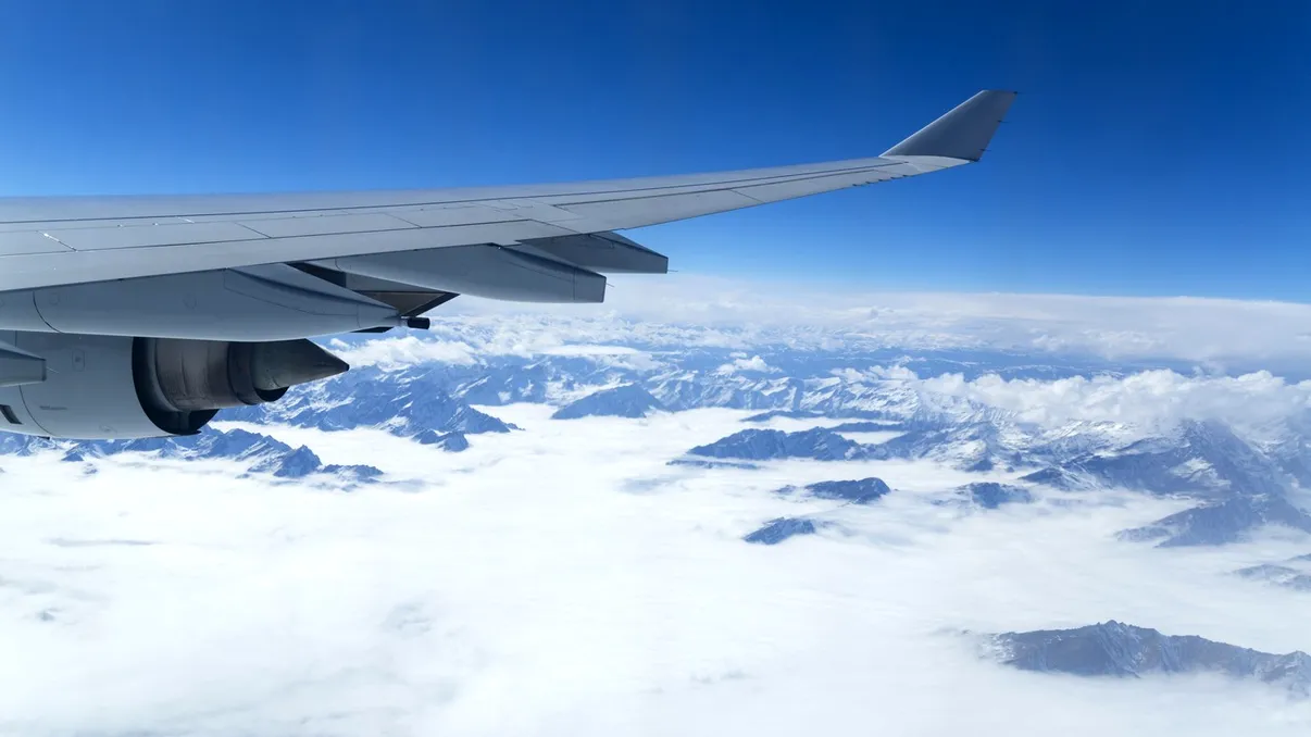 De ce un avion care decolează cu întârziere poate ateriza la ora programată. Trucurile folosite de piloți, nu este vorba doar despre viteză