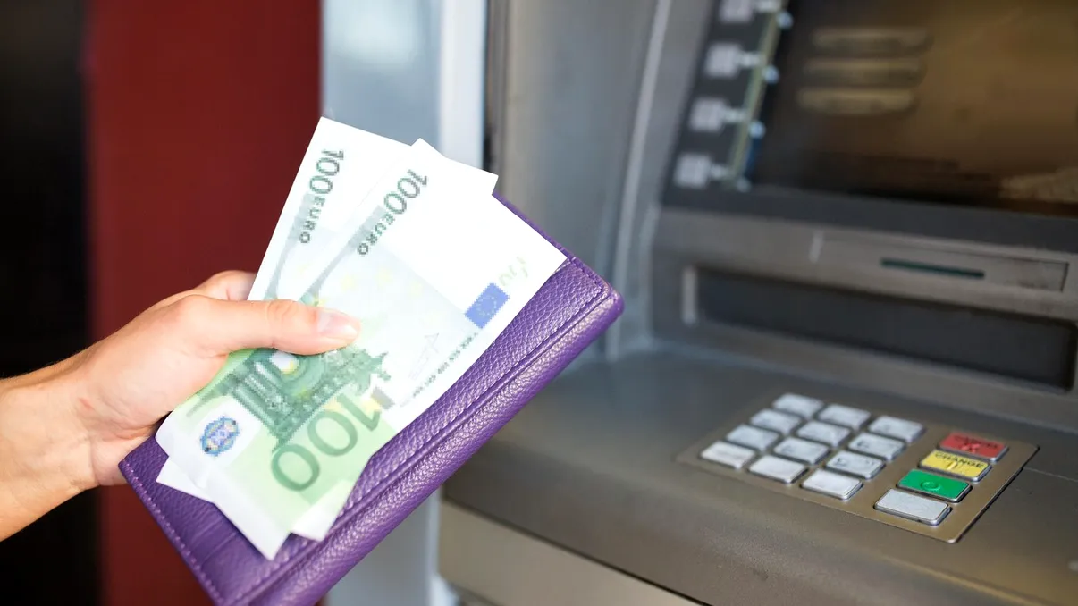 Greșeala care îi lasă pe turiști fără bani în vacanță. De ce nu este indicat să scoți cash de la anumite bancomate din străinătate