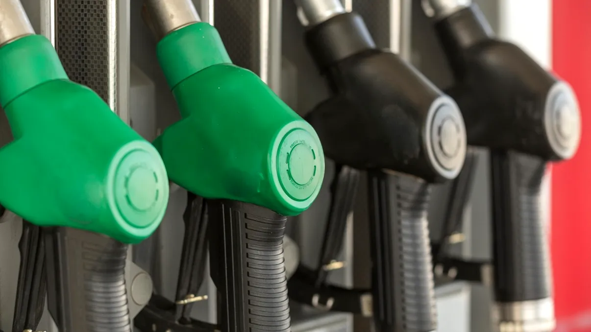 Cât costă benzina și motorina azi, 23 iunie 2026. De ce se scumpesc carburanții deși petrolul se ieftinește?