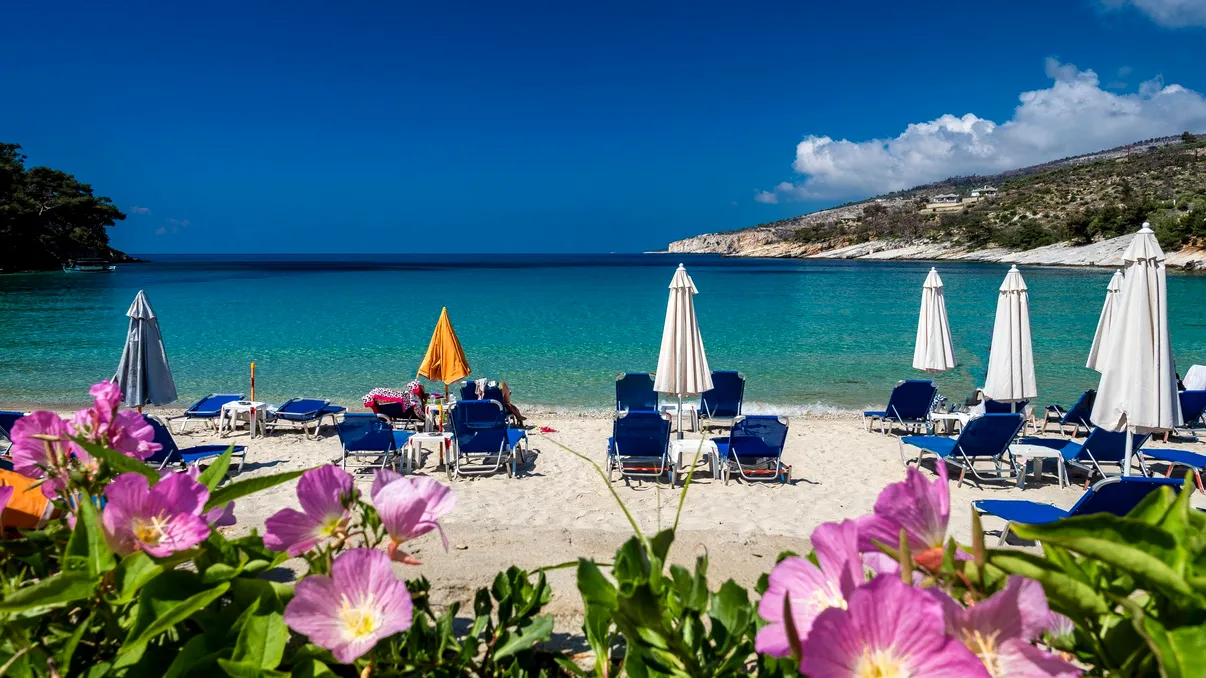 Scumpiri masive în Thassos înainte de sezonul estival 2026. Cât costă un șezlong în primul rând la plajă și ce consumație trebuie să faci