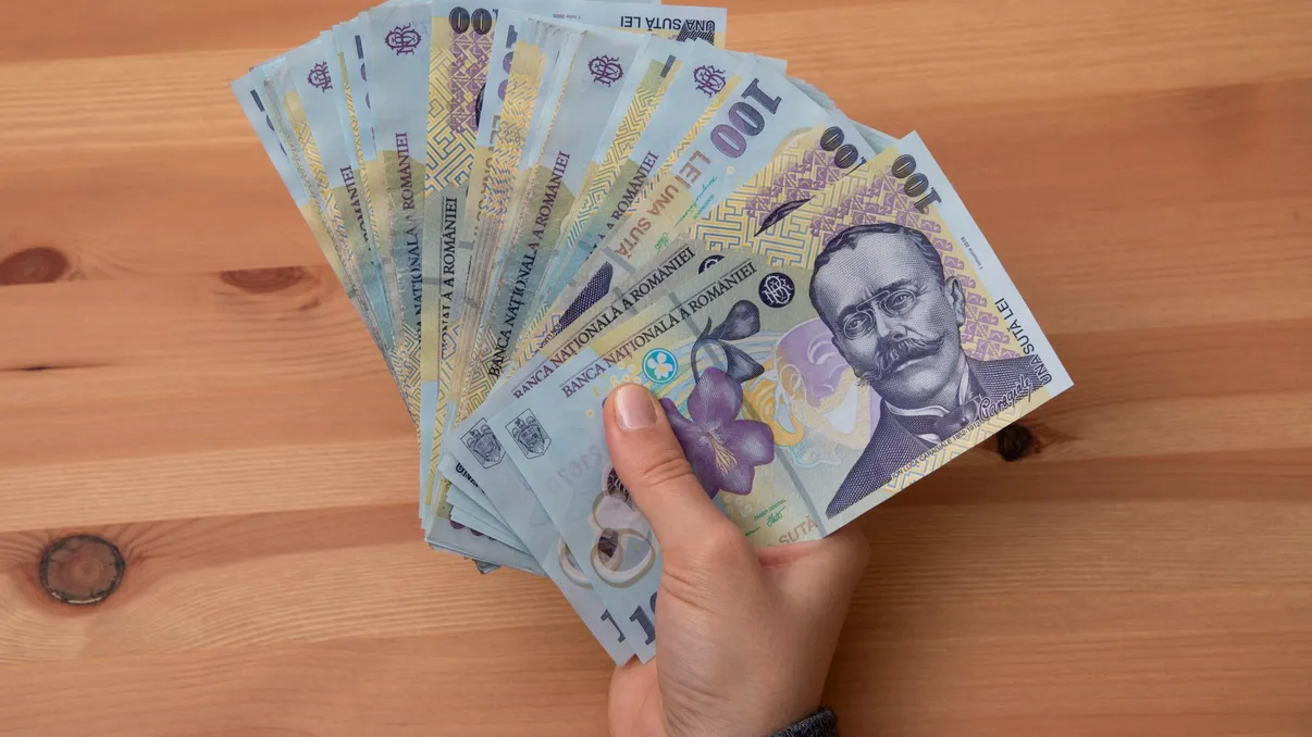 Meseriile din care se câștigă cel mai mult fără facultate. Unele salarii depășesc 8.000 de lei pe lună