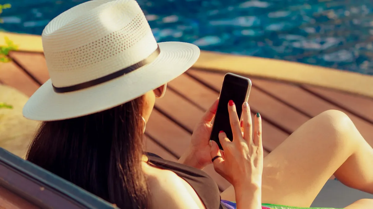 Greșeala care îți poate aduce costuri uriașe la telefon în vacanță. Avertismentul ANCOM pentru românii care pleacă în străinătate