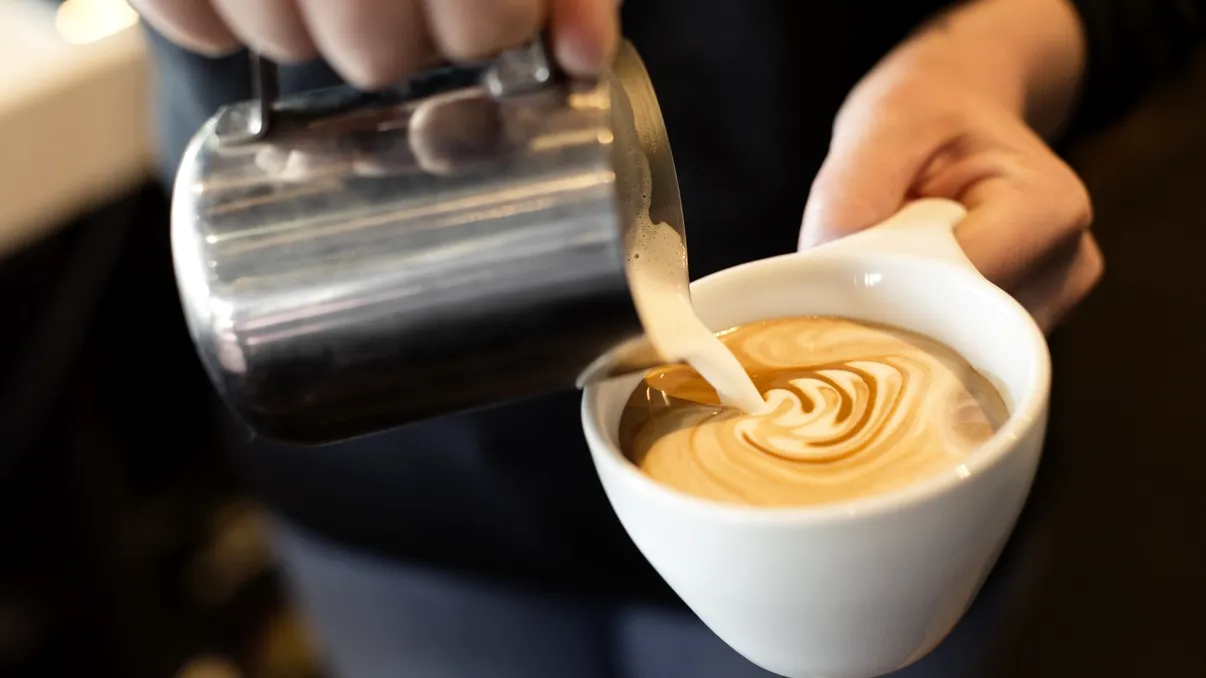 Cum a ajuns cafeaua din București la prețul uneia din Paris. Analiza unei scumpiri care ridică semne de întrebare