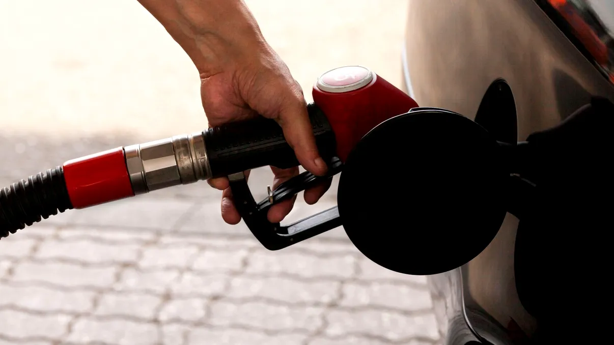 Reduceri surpriză la pompă. Cât au ajuns să coste benzina și motorina azi, 9 iunie