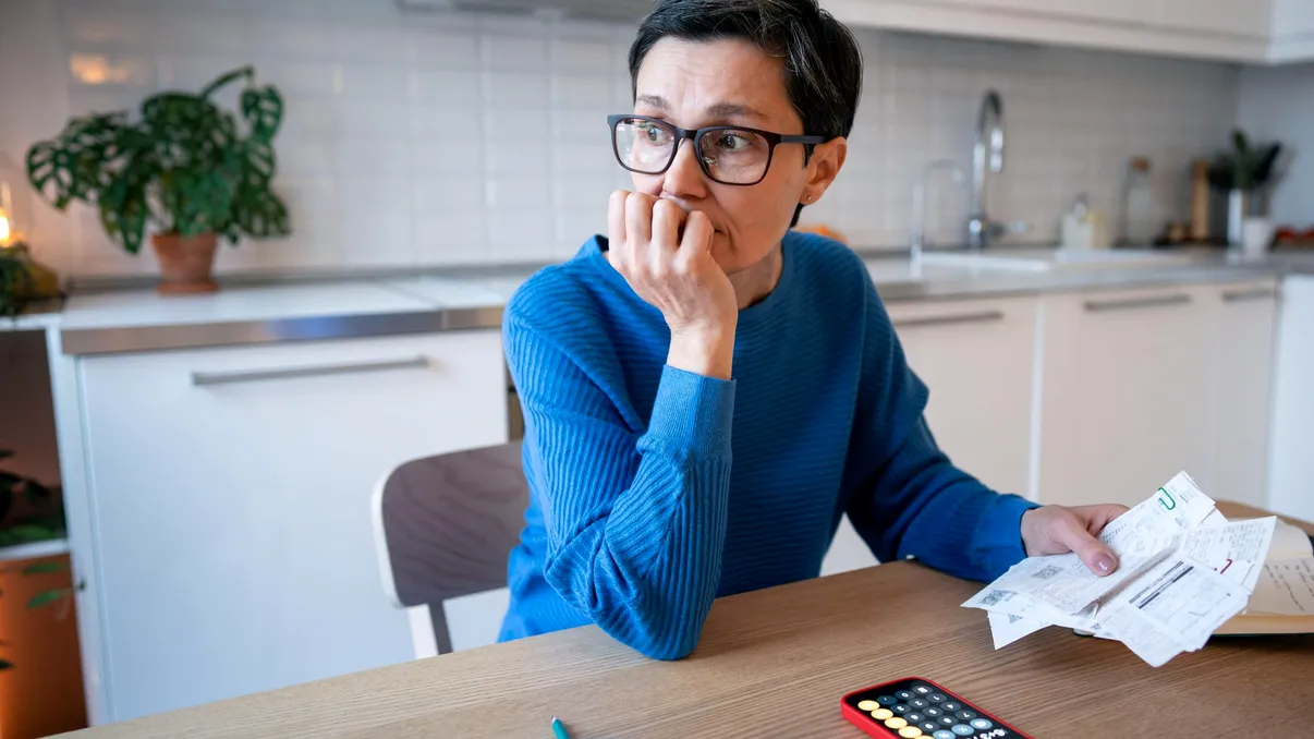 Studiu: peste 80% dintre români consideră că taxele sunt prea mari. Mulți spun că și-au consumat economiile în ultimul an
