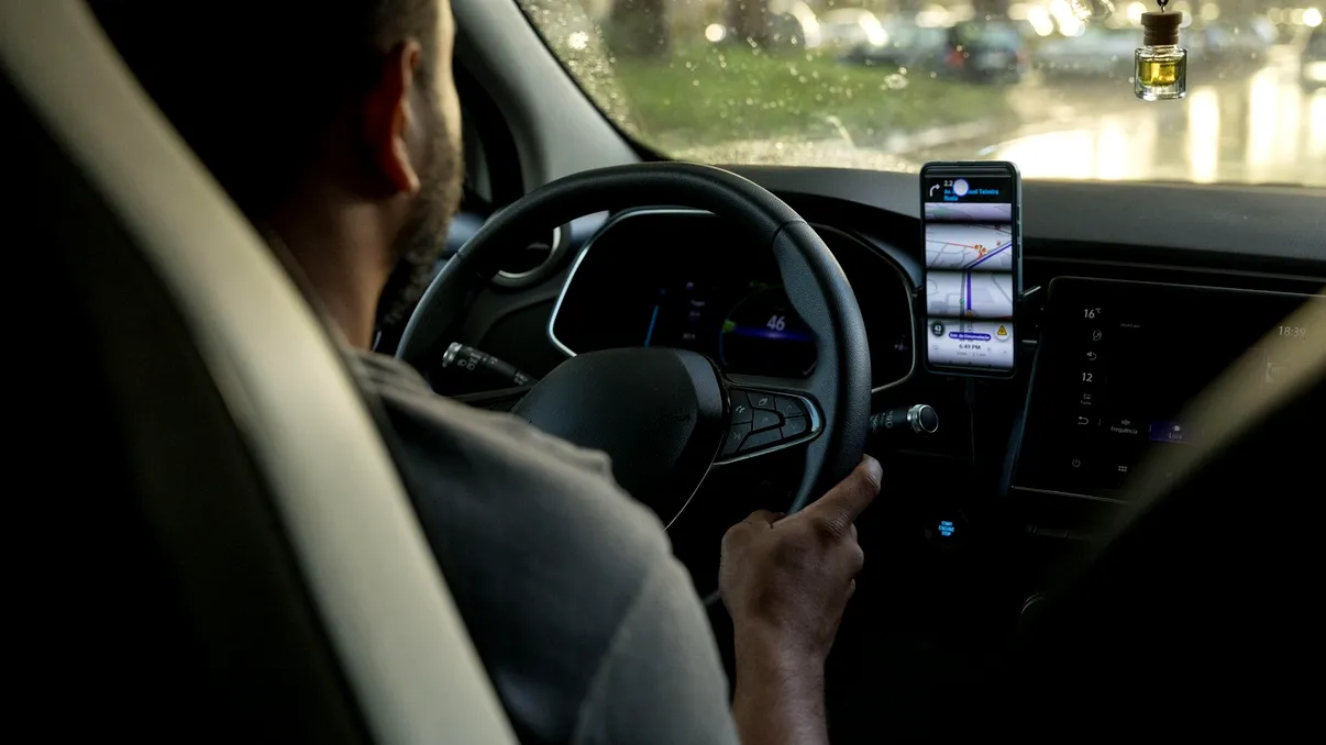 Românii nu mai dau bacșiș la Uber și Bolt, se plâng șoferii. Cum îți poate scădea imediat nota în aplicație