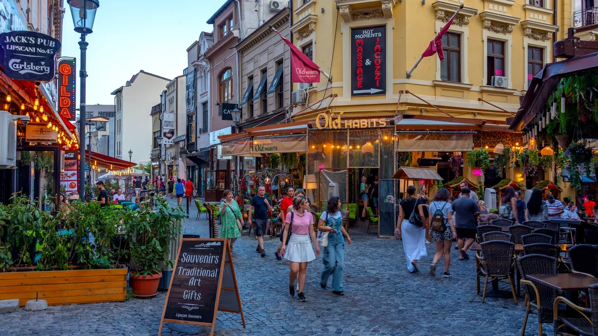 Turiștii străini au lăsat peste 5 miliarde de euro în România. Cine cheltuie cel mai mult şi ce îi atrage în ţara noastră