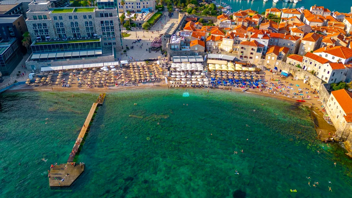 Cât costă un șezlong în Muntenegru în vara lui 2026. Prețurile de pe cele mai populare plaje din Budva
