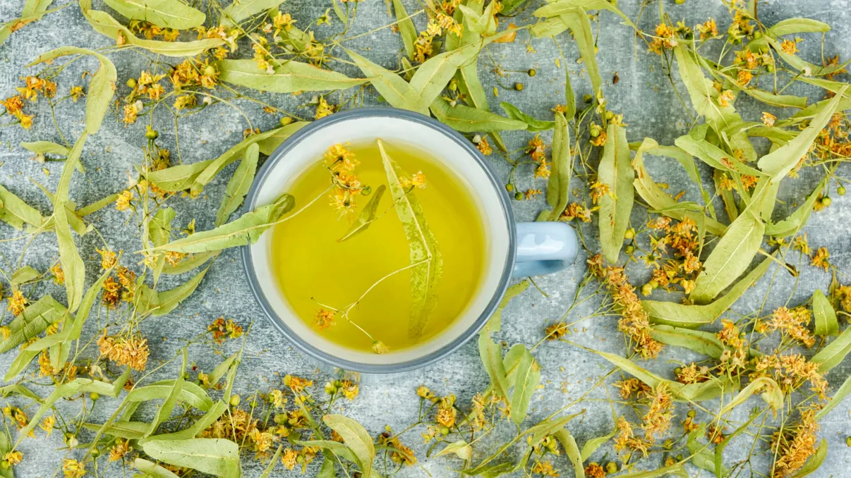 Partea florii de tei pe care mulți o aruncă, deși este foarte valoroasă. Conține substanțe benefice și contribuie la aroma ceaiului