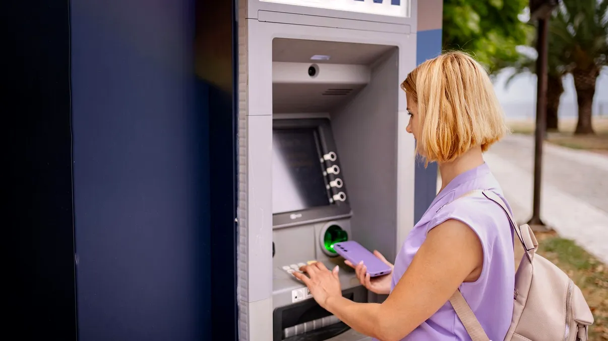Mulți români fac această greșeală la ATM în Grecia. Pot pierde zeci de euro la o singură retragere