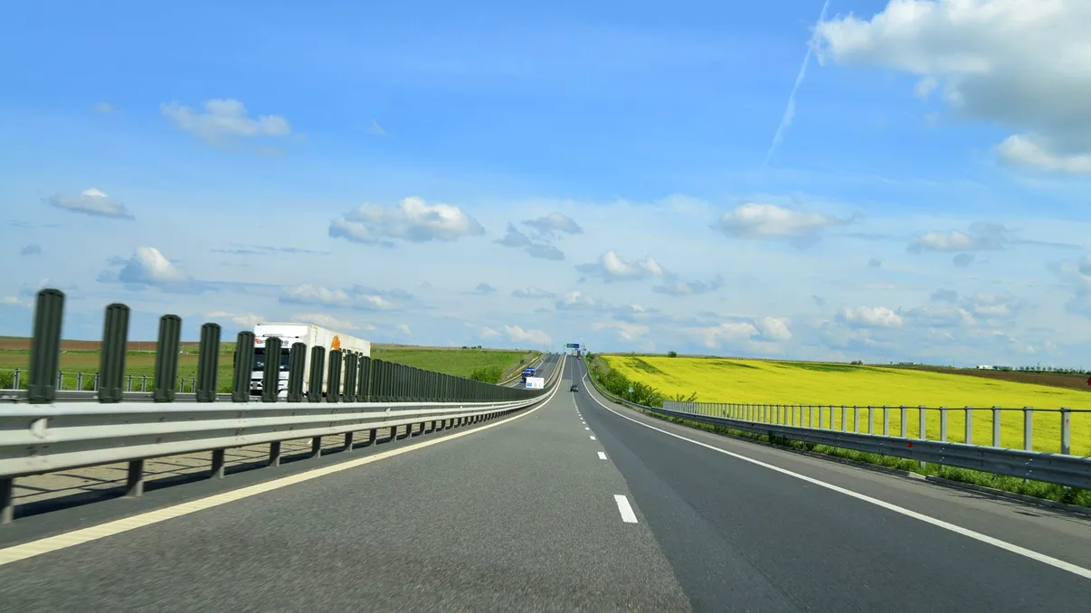 Cu ce viteză să mergi pe autostradă pentru a economisi carburant. Consumul poate scădea chiar și cu 30%