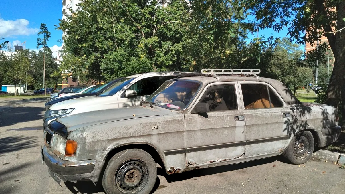 Când poate fi ridicată legal mașina abandonată de lângă bloc. Procedura pe care puțini o cunosc