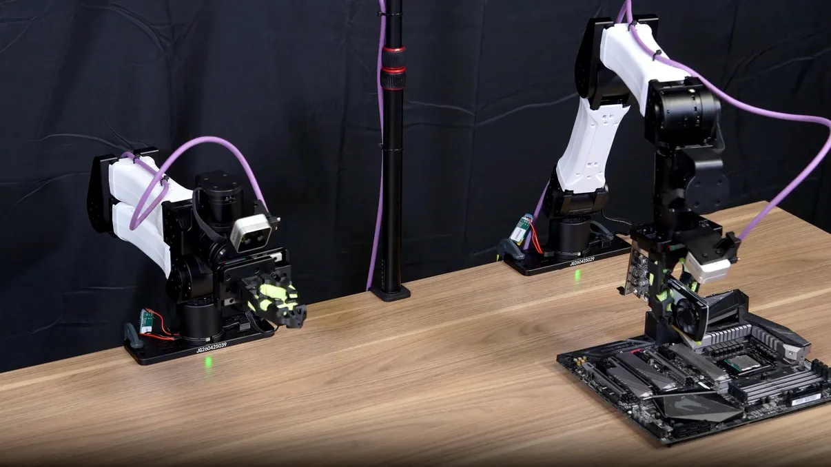 Roboții Nvidia au învățat să monteze plăci video și să taie coliere de plastic cu ajutorul agenților AI