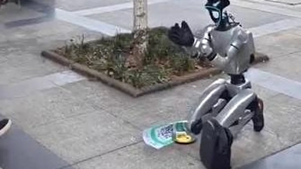 Cerșește pe trotuar și primește donații prin telefon. Robotul din China care a devenit fenomen online