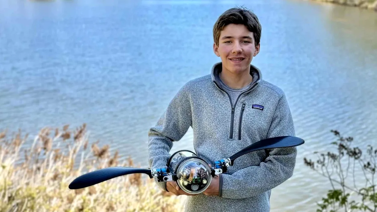 Un elev de 15 ani a construit o dronă subacvatică inspirată dintr-o țestoasă. La ce folosește AI-ul