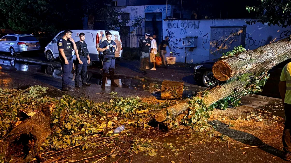 Haos în București după codul roșu de vijelie. Metroul a fost închis din cauza inundațiilor, au fost peste 2.000 de apeluri la 112