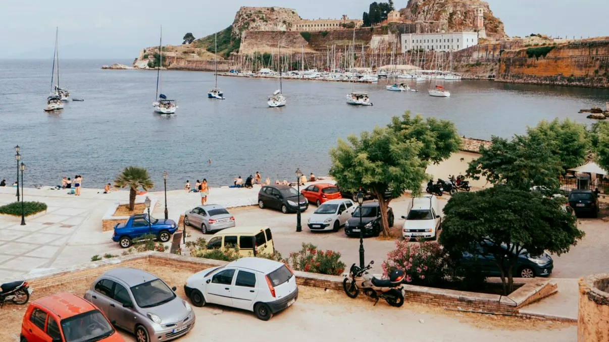 Amenda pe care o pot primi românii încă din prima zi de vacanță în Grecia. Mulți șoferi nu cunosc regula