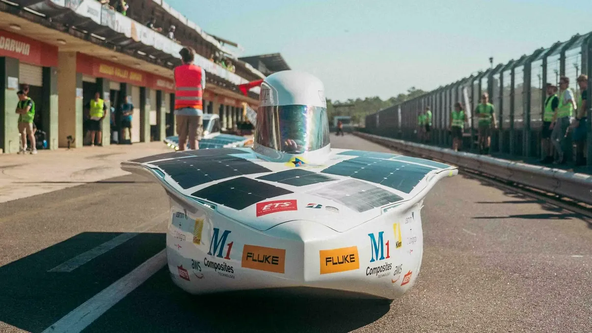Mașina solară de 160 kg care prinde 120 km/h. Studenții au redus bateria și au mărit panourile pentru cursa din 2026