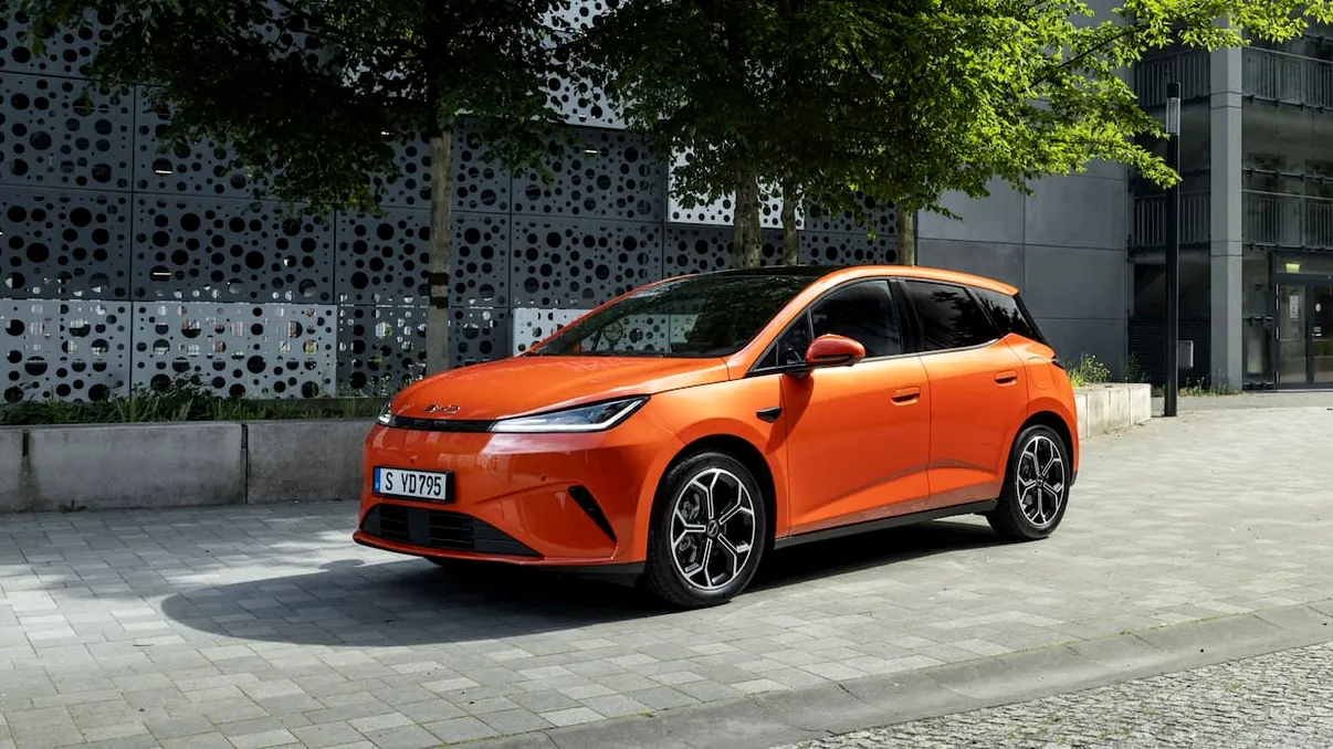 BYD aduce în Europa hatchback-ul care merge 105 km electric și peste 1.000 km cu rezervorul plin