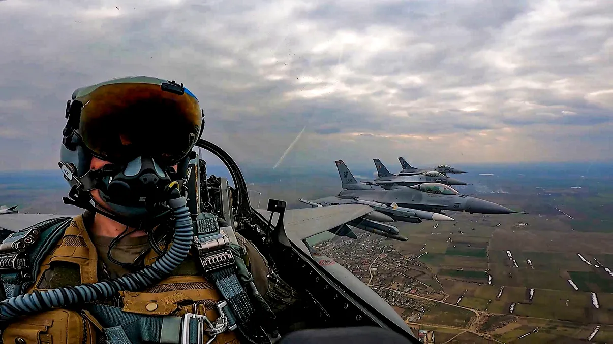 Cât câștigă un pilot de F-16 în România. Cum se compară salariul cu cel al colegilor din Europa